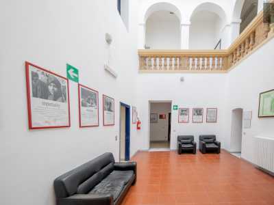 Intorno a noi si affacciano stanzette adibite a uffici