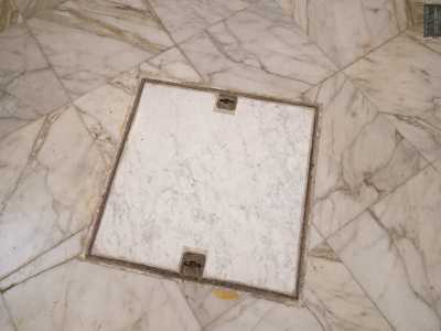 Nel pavimento anni 80 notiamo delle botole ormai chiuse. Si trattava originariamente di vasche di raccolta dell�acqua piovana che correvano intorno al grande atrio colonnato avente funzione di accesso al convento