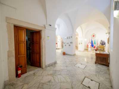 Torniamo nell�atrium a piano terra e da l� accediamo attraverso una porticina laterale ai depositi della Croce Rossa...