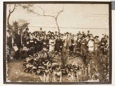 ...mentre qua e l� fotografie in bianco e nero sui muri ripercorrono la storia dell�organizzazione