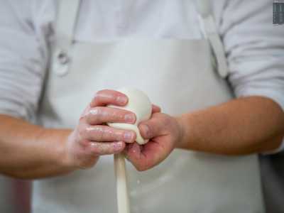...il padrone di casa ci racconta con orgoglio la leggenda che da sempre caratterizza il suo paese d�origine: quella della nascita della burrata andriese