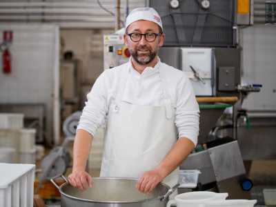 Ed � proprio qui, con le mani �ammollate�, che ci accoglie Sebastiano