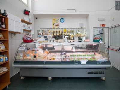 Varcato l�ingresso, notiamo un bancone grigio pieno zeppo di formaggi, ricotte e scamorze