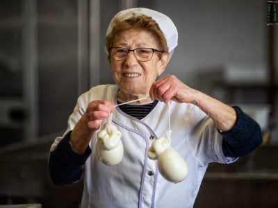 Ad aprirci le porte del laboratorio � la famiglia Castellaneta, originaria di Gioia del Colle e composta dalla titolare 74enne Carmela...