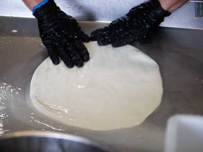 �Facciamo tutto con le nostre mani immerse nell�acqua bollente � afferma Mattia mentre stende la pasta �, il lavoro artigianale, seppur faticoso, � fondamentale�