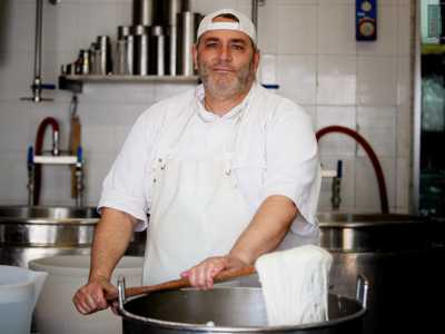 �La nostra mozzarella deriva dalla �scuola gioiese� � spiega Massimo �, il cui segreto sta nell�impiego del �siero innesto�: una concentrazione di batteri lattici in forma liquida che permette di trasformare il latte in formaggio�