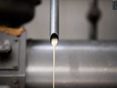Tra i pochi macchinari presenti nel laboratorio notiamo una centrifuga destinata al processo di scrematura...