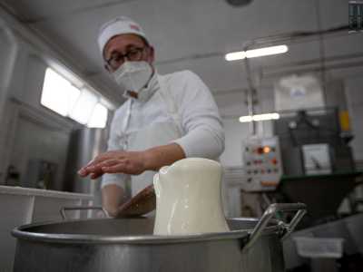 ...addiziona cos� l�acqua bollente per il processo di filatura che attraverso il movimento della stecca rende la pasta pi� compatta
