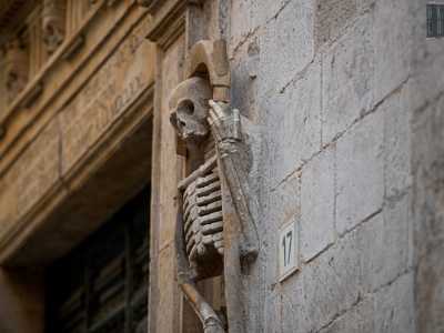 Lo scheletro posto sul lato destro, invece, dotato della grossa falce della morte, ammonisce i viandanti con il suo Veniam et metam (�verr� e mieter�)