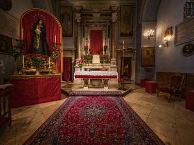 Attraversando un elaborato cancello nero in ferro dalle finiture dorate ci affacciamo infine verso l�altare maggiore