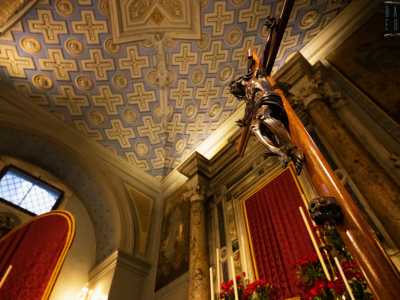 Da qui alziamo lo sguardo: una cupola con croci bianche e dorate su fondo celeste ci sovrasta trasportando il nostro immaginario in un luogo ultraterreno...