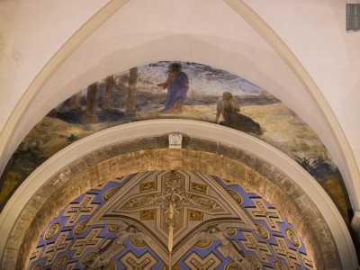 ...mentre un alto soffitto bianco a volte � interrotto da un grande arco in pietra grigia nella cui parte soprastante si apre l�affresco di Ges� al tempio