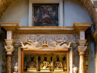 ...a lui, personaggio di spicco del Concilio di Trento, � dedicato anche il quadretto del XVII secolo posto sulla cimasa decorata che sovrasta due putti alati