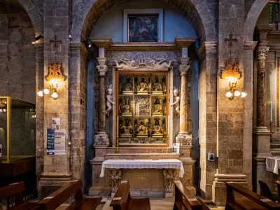 Ci spostiamo subito verso il grande �altare delle reliquie�...