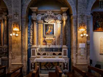 Un raggio di luce intensa illumina invece l�altare in marmo intarsiato e pietra scolpita della Madonna della Purit�