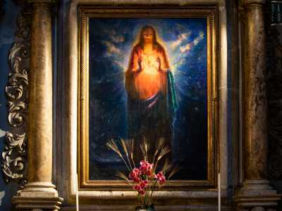... su cui spicca l�icona dipinta di Cristo in abiti purpurei su fondo azzurro realizzata da Gaetano Spinelli