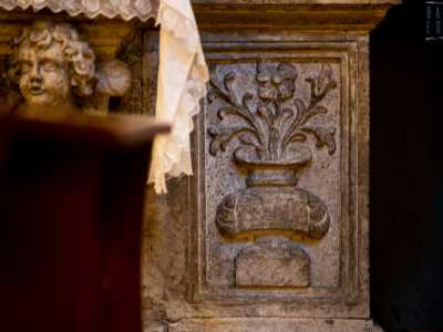 Qui, a coronare l�immagine sacra, ci sono elementi di reimpiego derivanti da fabbricati pi� antichi su cui sorse la chiesa, come i basamenti di colonna dai motivi floreali...