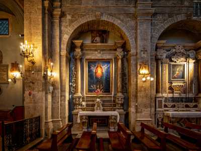 Dal lato opposto degno di nota � l�altare del Sacro Cuore di Ges�, costruito in pietra locale nel 1800...