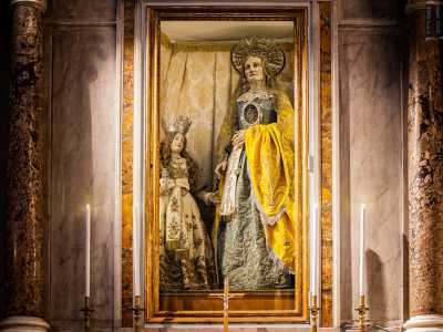 ...sono proprio le statue lignee dai volti cupi e scarniti della Madonna bambina e sua madre a troneggiare su un altare spoglio in marmo bianco