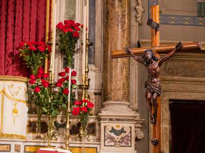 � proprio Cristo crocifisso su un teschio umano a cingere l�altro estremo dell�altare...