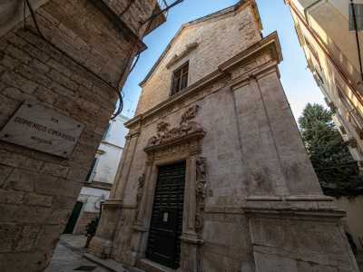 Dopo 50 metri, all�incrocio con via Domenico Cimarosa, scorgiamo il profilo della seicentesca costruzione