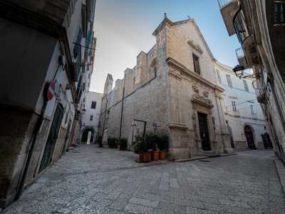 Opera dell�architetto locale Michelangelo Costantino, ci cattura subito con il suo impianto barocco: grandi laterizi in pietra squadrati scandiscono l�andamento della facciata principale, mentre mattoncini bianchi di forma e dimensione irregolari costituiscono il corpo laterale su vico Spoto e quello su corte Vescovado