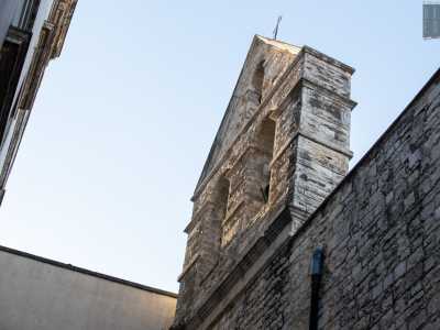 Riusciamo anche a scorgere il piccolo campanile, costituito da colonnine doriche e trabeazione triangolare