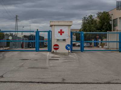Ci troviamo in traversa Campolieto, stradina sulla quale ci appare subito un cancello azzurro con una guardiola sormontata dall�emblema della Croce Rossa