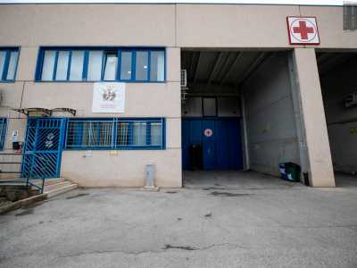 Oltrepassiamo quindi l�inferriata e ci ritroviamo in uno spiazzo sul quale sorge un grande capannone che ospita tutti gli uffici