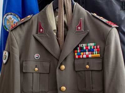 Prima di salutare il comandante osserviamo la sua giacca costellata di nastrini, tracce di una lunga carriera. �Sono entrato quando ero appena diciottenne � ci dice con orgoglio Savino-. Prima prestavo soccorso all�estero, ma anche a Bari la determinazione non manca�