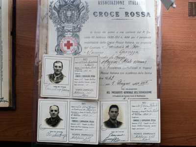 ...e le carte d�identit� di alcuni volontari periti durante il terribile conflitto