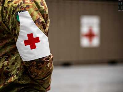 S� perch� a differenza della Croce Rossa civile, chi fa parte di questo contingente � equiparato a un militare, pur non portando armi