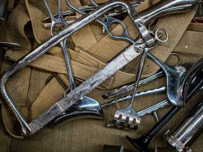 Oltre all�equipaggiamento moderno catturano la nostra attenzione i ferri chirurgici della Prima guerra mondiale...