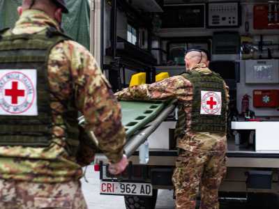 ...nella quale due militari simulano il carico e lo scarico di una barella