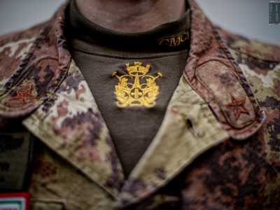 Dovendo accompagnare l�Esercito o la Marina � infatti tenuto a indossare la divisa mimetica, a prestare giuramento e a organizzarsi all�interno di una gerarchia che prevede gradi e stellette