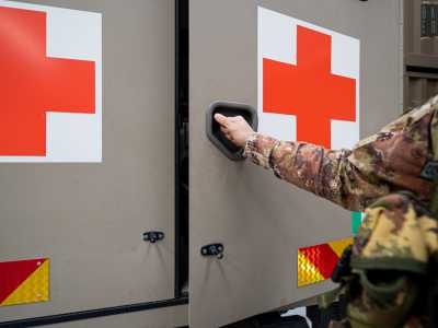 Ecco poi un�ambulanza �tattica�, ovvero blindata e adatta alle operazioni pi� pericolose...