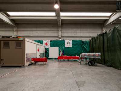 Le nostre guide nel frattempo ci mostrano alcune attrezzature, tra cui un container (shelter nel gergo tecnico) all�interno del quale sono stoccate le tende per gli ospedali da campo