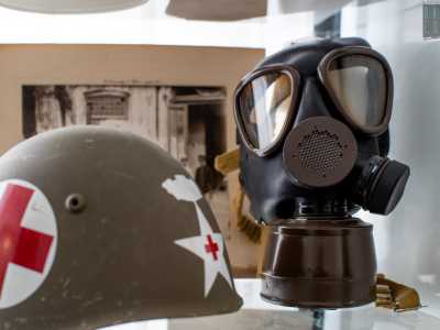 Ma � arrivato il momento di dirigersi verso l�edificio principale. Siamo dentro e percorriamo alcune scale per raggiungere l�ufficio del 55enne comandante Domenico Savino. Davanti alla sua stanza notiamo dei cimeli risalenti alla Seconda guerra mondiale custoditi in una teca, tra cui una maschera antigas, un elmetto...