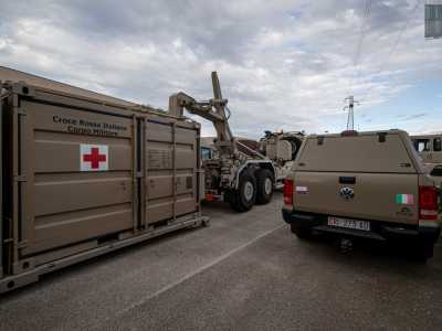 Prima di visitarlo accediamo per� all�area destinata ai mezzi di soccorso. Siamo circondati da autocarri verde militare dotati di container