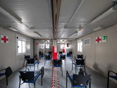 � una piccola �casetta� fornita di corrente elettrica, riscaldamento, sedie e tavolini