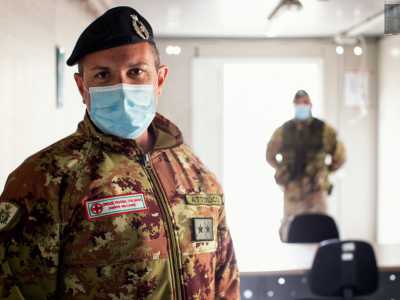 A venirci incontro sono il 51enne maggiore Carlo Bosna e il 42enne tenente Vito Attolico, rigorosamente in uniforme