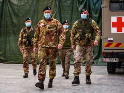 Sono gli uomini del Corpo Militare della Croce Rossa Italiana, una componente �speciale� dell�organizzazione di volontariato sottoposto alla disciplina riservata a soldati e ufficiali