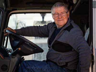 ...e si mette al volante, per fare ci� che � da sempre il �motore della sua vita�: guidare