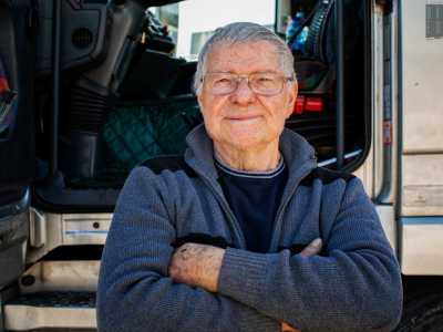 Ci accoglie con i suoi jeans consumati e il viso sorridente. �Ho iniziato a trasportare merce per conto terzi nel 1972 e non mi sono pi� fermato � racconta �. Gi� da allora conducevo stampatrici e macchine per scrivere dappertutto: dall�Italia alla Francia, dalla Germania all�Olanda�