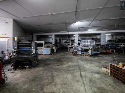 Il signore ci porta all�interno del magazzino pieno zeppo di strumenti della storica marca tedesca Heidelberg
