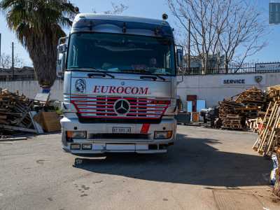 Ma � arrivato finalmente il momento di fare la conoscenza del suo fidato camion. Cos� il 79enne ci conduce fuori dal laboratorio per esibire il grande mezzo color grigio e nero