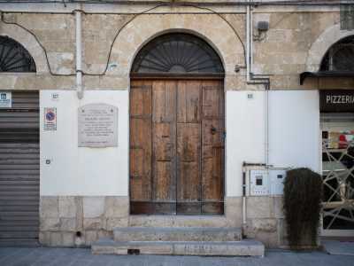 Il palazzo � ancora esistente. Si accede tramite un grande portone in legno, in corrispondenza del quale in alto si trova il balcone della stanza di Melanie. Oggi vi � una targa in marmo a ricordare la data della sua morte