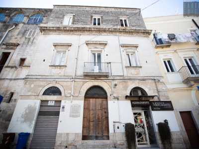 La Calvat giunse ad Altamura il 16 giugno 1904. Fu ospitata dalla nobildonna Emilia Giannuzzi per circa tre mesi, per poi trasferirsi in una porzione di Palazzo de Laurentiis in corso Vittorio Emanuele
