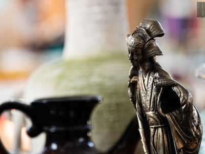 Accanto vi sono poi una statuetta raffigurante una geisha...