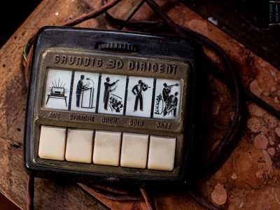 ...con un piccolo telecomandino con cui � possibile cambiare canale: il prezzo � di 500 euro